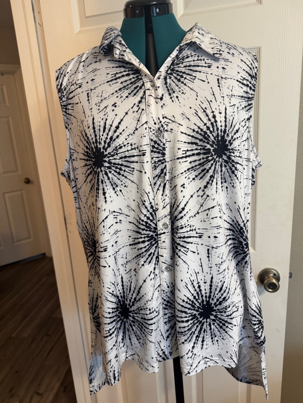 Sleeveless Button-Front Tunic Top in White and Black Burst Print